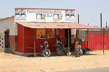 Angola; southern part of the province of Cunene; Roadside grocery store; on the national road EN110 near Xangongo