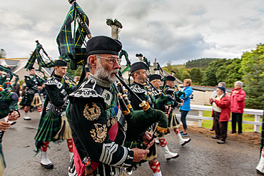 Men of Lonach parade, pipe band in highland dress, bagpipes, Strathdon, Aberdeenshire, Scotland UK