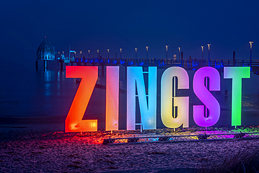 Colorful letters with the lettering Zingst, behind it the pier with the diving gondola, Zingst, Mecklenburg-West Pomerania, Germany