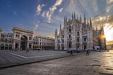 Piazza del Duomo with the cathedral and the triumphal arch of the Galleria Vittorio Emanuele II, Milan Cathedral, Metropolitan City of Milan, Metropolitan Region, Lombardy, Italy, Europe