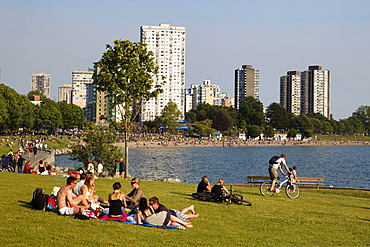 English bay, Westend, young people relaxing, Promenade, Vancouver City, Canada, North America