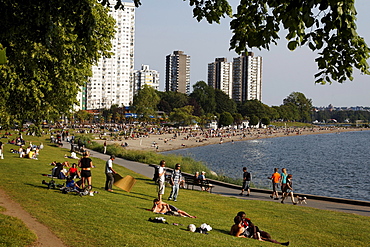 English bay, Westend, young people relaxing, Promenade, Vancouver City, Canada, North America