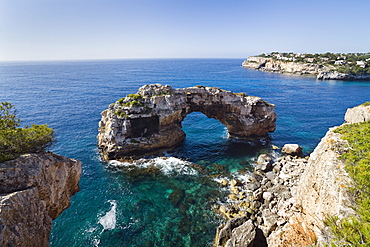 Archway of Es Pontas in the sunlight, Cala Santanyi, Mallorca, Balearic Islands, Spain, Europe