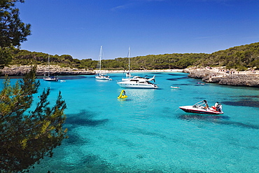 Sailing yachts anchoring in the bay of s'Amarador under blue sky, Cala MondragÃ›, Mallorca, Balearic Islands, Mediterranean Sea, Spain, Europe