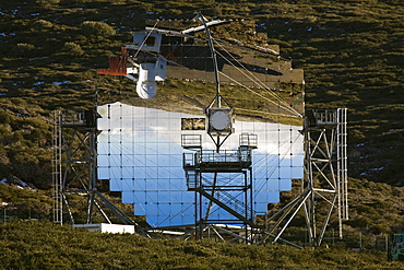 Magic telescope, worlds largest IACT mirror telescope, Imaging Atmospheric Cherenkov Telescope, 17m diameter, Observatorio Astrofisico, astronomy, astrophysics, observatory, Roque de los Muchachos, Caldera de Taburiente, La Palma, Canary Islands, Spain, Europe