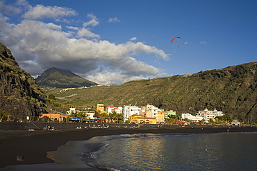 Pico Bejenado (1857m), peak of the extinct volcano crater Caldera de Taburiente and beach with paraglider, Puerto de Tazacorte, NESCO Biosphere Reserve, Atlantic ocean, La Palma, Canary Islands, Spain, Europe