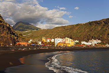 Pico Bejenado (1857m), peak of the extinct volcano crater Caldera de Taburiente and beach, Puerto de Tazacorte, UNESCO Biosphere Reserve, Atlantic ocean, La Palma, Canary Islands, Spain, Europe