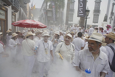 Talcum powder battle, local festival, revival of the homecoming for emigrants, Fiesta de los Indianos, Santa Cruz de La Palma, La Palma, Canary Islands, Spain, Europe