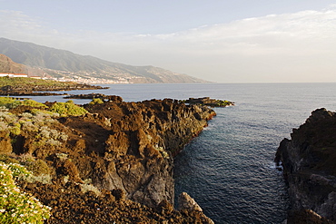 Coastal landscape at Los Cancajos, Santa Cruz de la Palma and east side of Caldera de Taburiente in the background, Atlantic ocean, UNESCO Biosphere Reserve, Atlantic ocean, La Palma, Canary Islands, Spain, Europe