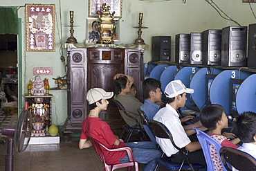 Vietnamese boys at an internet cafe at Can Tho, Mekong Delta, Can Tho Province, Vietnam, Asia