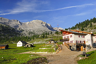 La Varella lodge, Fanesalm, Naturpark Fanes-Senes-Prags, Dolomites, Trentino-Alto Adige/South Tyrol, Italy