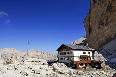 Rifugio Giussani hut, Tofana di Rozes, Tofane, Dolomites, Veneto, Italy