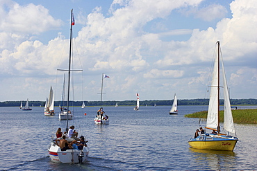 Sailing boat on the Lake Dargin (Jezioro Dargin), Mazurskie Pojezierze, East Prussia, Poland, Europe