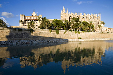 Royal Palace of Almudaina and La Seu Palma Cathedral, Palma, Mallorca, Balearic Islands, Spain, Europe