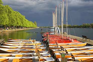 Machsee Lake in Hannover, sailing boats, rowing boats, black sky, coming storm, colorful, Lower Saxony, northern Germany