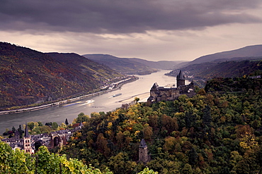 View towards Bacharach with St. Peter church, Wernerskapelle and castle Stahleck, Bacharach, Rhine, Rhineland-Palatinate, Germany, Europe