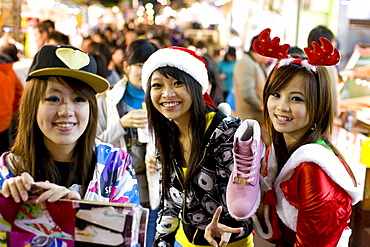 Three young girls on the Shilin nightmarket, Taipei, Republic of China, Taiwan, Asia