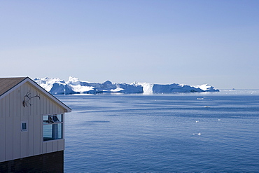 House with view at icebergs of Ilulissat Kangerlua Isfjord, Ilulissat (Jakobshavn), Disko Bay, Kitaa, Greenland