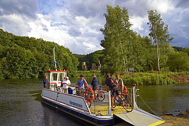 Ferry over the river Ruhr and ruin of castle Hardenstein near Witten-Herbede, Ruhrgebiet, North Rhine-Westphalia, Germany, Europe