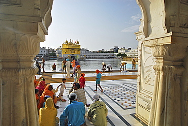 Pilgrims at the Golden Temple, Sikh holy place, Amritsar, Punjab, India, Asia