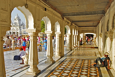 Pilgrims at the Golden Temple, Sikh holy place, Amritsar, Punjab, India, Asia