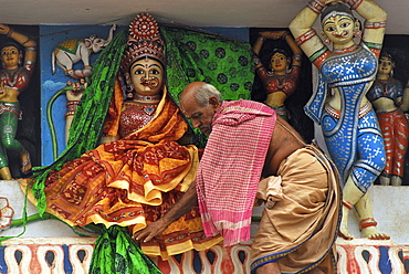 Brahmin changing cloths of goddess above main entrance of Jagannath Temple, Puri, Orissa, India, Asia