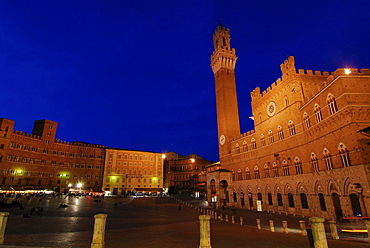 The illuminated Palazzo Pubblico at Piazza del Campo in the evening, Siena, Tuscany, Italy, Europe