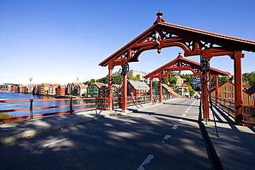 Wooden bridge Gamle Bybrua and warehouses of Bryggene at the river Nidelv, Mollenberg district, Trondheim, Trondelag, Norway, Scandinavia, Europe