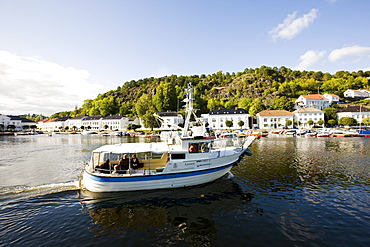 Excursion boat in front of houses at the shore, Sorland, Skaggerak, Norway, Scandinavia, Europe