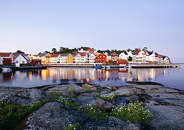 Village on the waterfront in the evening light, Skaggerak, Sorland, Norway, Scandinavia, Europe