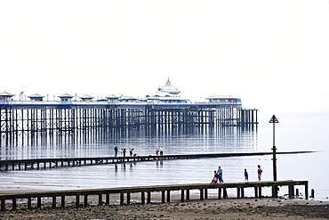 View of the 670 meters long Victorian pier, the most prominent landmark of the seaside resort town of Llandudno, Conwy County Borough, Wales, Great Britain, United Kingdom, UK, Europe