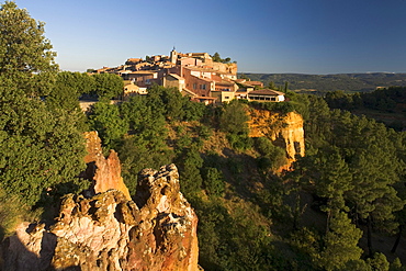 Roussillon, village on rocks of ochre, Vaucluse, Provence, France