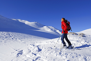 young woman beneath Hehlekopf (Haehlekopf), Schwarzwassertal, Kleinwalsertal, Allgaeu range, Allgaeu, Vorarlberg, Austria