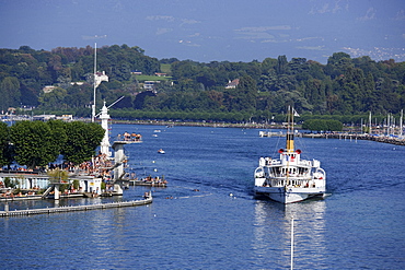 Excursion boat passing Bains des Paquis, Geneva, Canton of Geneva, Switzerland