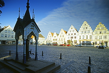 Dutch merchant houses with stepped gables at the market place, Friedrichstadt, Eiderstedt peninsula, North Friesland, Schleswig-Holstein, Germany