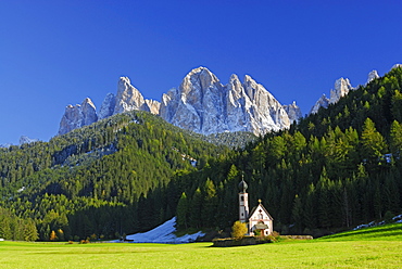 Church St. Johann beneath Geislerspitzen range, Dolomites, valley Villnoesser Tal, Villnoess, South Tyrol, Italy