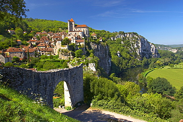 VallâˆšÃ‰Â¬Â©e du Lot, St.Cirq-Lapopie, The Way of St. James, Roads to Santiago, Chemins de Saint-Jacques, Via Podiensis, Dept. Lot, RâˆšÃ‰Â¬Â©gion Quercy, France, Europe