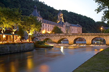 Jardin des Moines in the evening light, Abbaye de Brantome, The Way of St. James, Roads to Santiago, Chemins de Saint-Jacques, Via Lemovicensis, Brantome, Dept. Dordogne, RâˆšÃ‰Â¬Â©gion Aquitaine, France, Europe