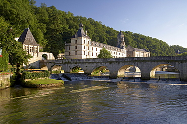 Jardin des Moines and Bridge over river Dronne, Brantome Abbey in the background, The Way of St. James, Roads to Santiago, Chemins de Saint-Jacques, Via Lemovicensis, Brantome, Dept. Dordogne, RâˆšÃ‰Â¬Â©gion Aquitaine, France, Europe