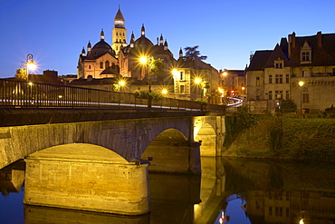 Bridge over river l'Isle in the evening, PâˆšÃ‰Â¬Â©rigueux cathedral, Saint Front Cathedral in the background, The Way of St. James, Roads to Santiago, Chemins de Saint-Jacques, Via Lemovicensis, PâˆšÃ‰Â¬Â©rigueux, Dept. Dordogne, RâˆšÃ‰Â¬Â©gion Aquitaine, France, Europe