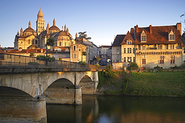 Bridge over river l'Isle in the morning, PâˆšÃ‰Â¬Â©rigueux cathedral, Saint Front Cathedral in the background, The Way of St. James, Roads to Santiago, Chemins de Saint-Jacques, Via Lemovicensis, PâˆšÃ‰Â¬Â©rigueux, Dept. Dordogne, RâˆšÃ‰Â¬Â©gion Aquitaine, France, Europe