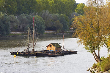 Loire river with raft, The Way of St. James, Chemins de Saint-Jacques, Via Turonensis, Tours, Dept. Indre-et-Loire, RâˆšÃ‰Â¬Â©gion Centre, France, Europe