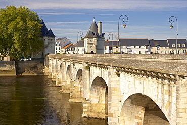 Henri IV bridge over the River Vienne, The Way of St. James, Chemins de Saint-Jacques, Via Turonensis, Chatellerault, Dept. Indre-et-Loire, RâˆšÃ‰Â¬Â©gion Poitou-Charentes, France, Europe