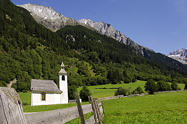 Chapel in front of mountains in the sunlight, Antholz, Val Pusteria, South Tyrol, Italy, Europe