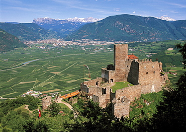 Hocheppan castle, Eppan an der Weinstrasse, Bozener Talkessel, Rosengarten Group, Dolomites, South Tyrol, Italy