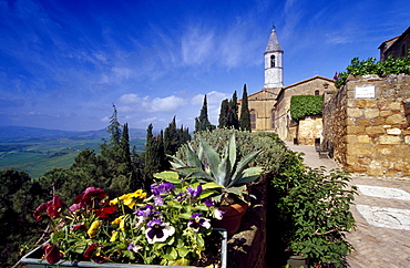 View at a church in the sunlight, Via dellâˆšÃ‡Â¬Â¥Amore, Pienza, Val dâˆšÃ‡Â¬Â¥Orcia, Tuscany, Italy, Europe