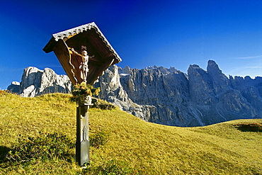 Wayside cross, Passo di Gardena, Gruppo di Sella, Dolomite Alps, South Tyrol, Italy