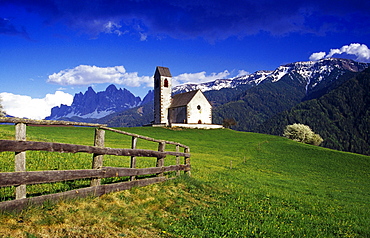 Chapel San Jacopo, Val di Funes, Dolomite Alps, South Tyrol, Italy