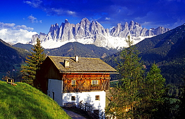 Farm house, view to Le Odle, Val di Funes, Dolomite Alps, South Tyrol, Italy