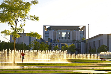 Kanzleramt with fountainl in the quarter with government offices in Berlin Mitte (Regierungsviertel), Spree, Germany, Europe